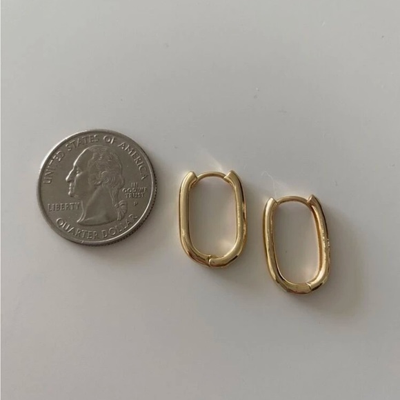 Beautiful Minimalist Hoop Earrings Gold 🤍 - Picture 3 of 6